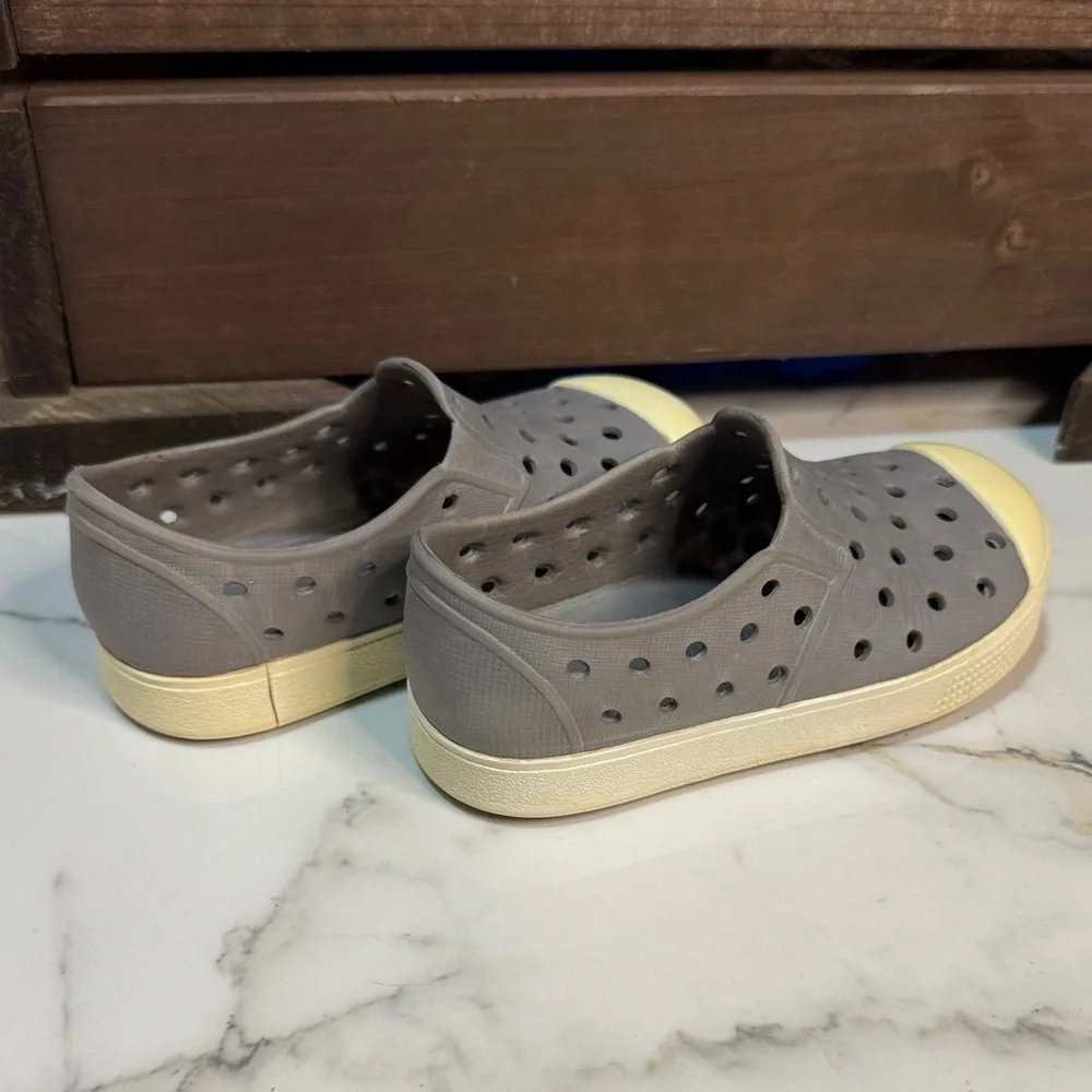 4/$15 Old Navy Gray Kids Slip-On Shoes Size 6c
